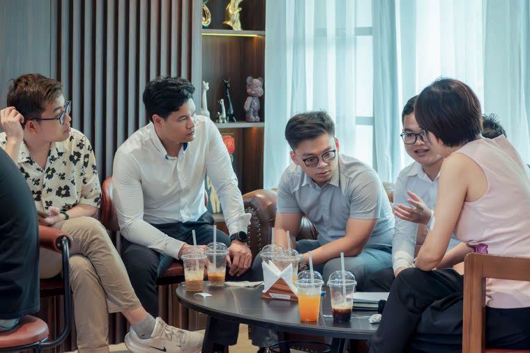 Thành viên trao đổi tình huống bán hàng